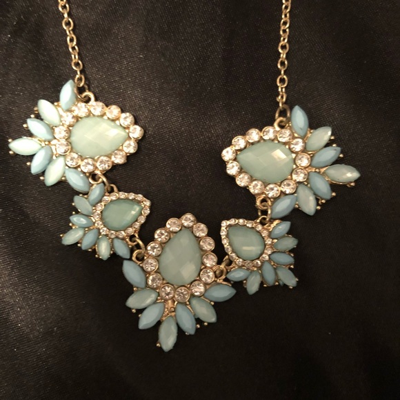 Beautiful turquoise flower necklace - Picture 2 of 3